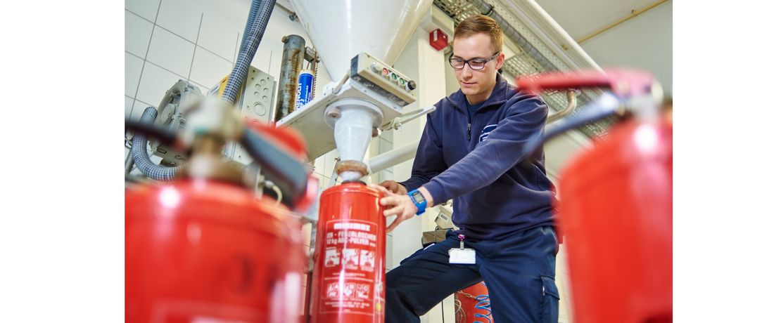 Die Werkfeuerwehrleute überprüfen auch Feuerlöscher. Das gehört zum vorbeugenden Brandschutz. Hier füllt Steffen Weicker nach der Kontrolle das Löschpulver wieder ein.