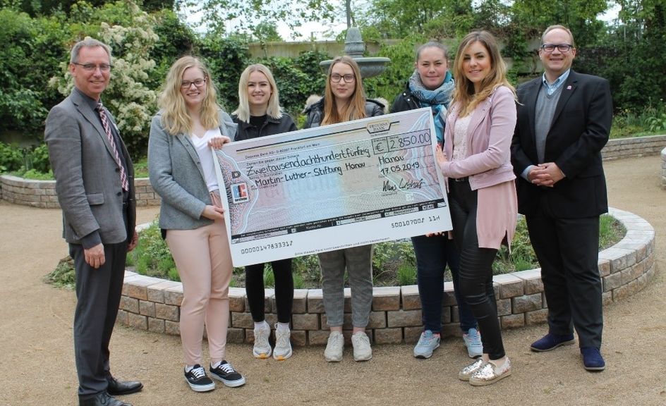 Das Evonik JuniorStore-Team bei der Spendenübergabe vor dem römischen Brunnen. Foto: Evonik Industries