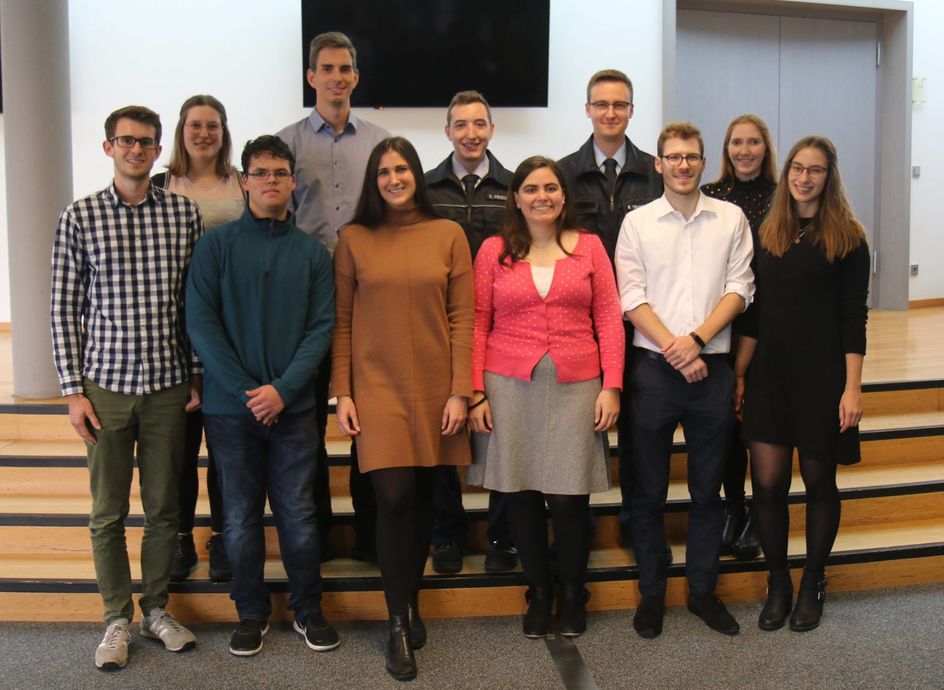 Blicken optimistisch in die Zukunft: Die dualen Studenten und Werkfeuerwehrmänner haben mit Traumnoten bestanden. Foto: Evonik