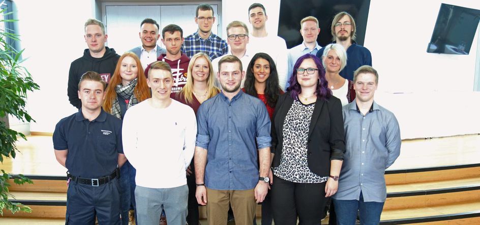 Strahlende Gesichter im Industriepark Wolfgang: 18 junge Leute haben ihre Berufsausbildung erfolgreich gemeistert und damit ein solides Fundament für ihre weitere berufliche Karriere gelegt. Foto: Evonik