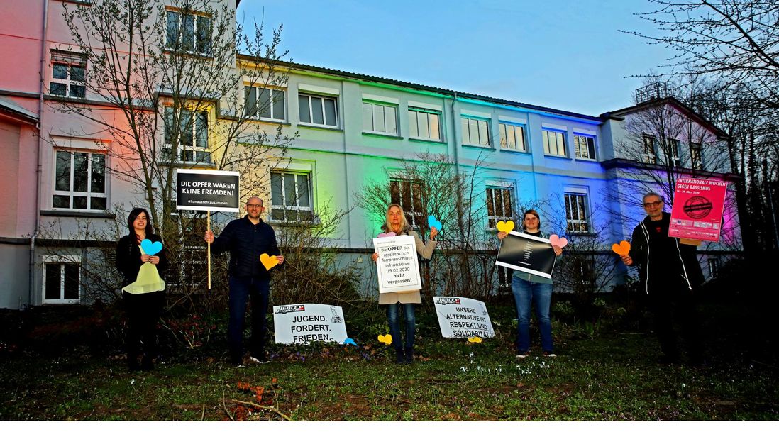 Zeigen Herz: Vertreter von Betriebsrat, Jugend- und Auszubildendenvertretung und Standortleitung positionieren sich auch im Namen der Evonik-Mitarbeiter am Standort Hanau für Toleranz, Respekt und ein friedliches Miteinander.