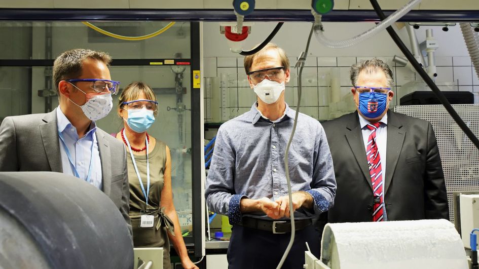 Besuch in der Verfahrenstechnik: Patrik Stenner zeigt den Abgeordneten wie er Mikropartikel aus Abwasser abscheidet.