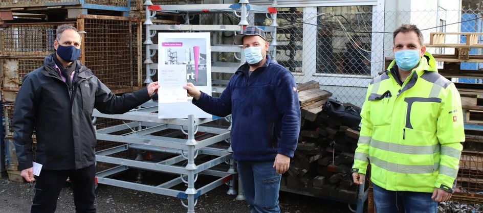 Ebenfalls ausgezeichnet: Christian Püschel (Mitte) und Oliver Löchner (rechts) von der Firma GESTA Gerüstbau. Foto: Evonik Industries