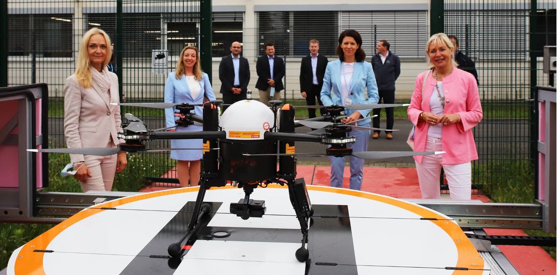 Ministerin Prof. Dr. Kristina Sinemus, Dr. Katja Leikert, MdB, Renée Röske, Evonik Governmental Affairs, und Standortleiterin Kerstin Oberhaus, von rechts, beim Start des Multicopters, der unter anderem zur Überwachung der Zaunanlagen eingesetzt wird.