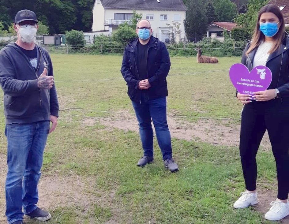 John D. Kraft, 1. Vorsitzender des Tierrefugiums Hanau, Markus Heinrich, Leiter Kaufmännische Ausbildung, und Auszubildende Fabienne Trageser (v.l.n.r.) bei der Spendenübergabe. Foto: Evonik Industries