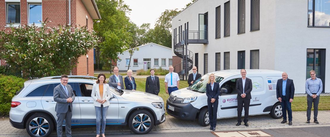 Katja Leikert und Stefan Kaufmann (vordere Reihe rechts) tauschten sich mit den Kooperationspartnern des Projektes H2anau im Industriepark Wolfgang aus