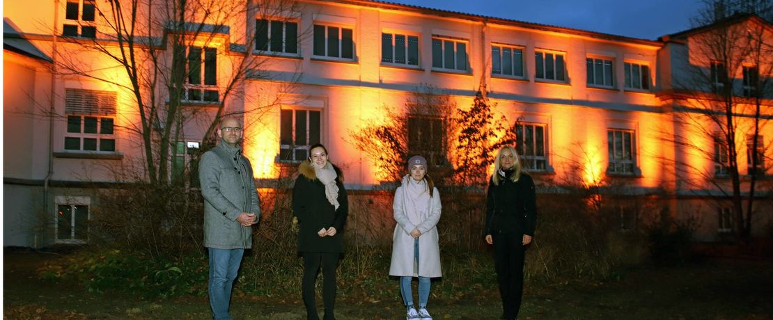 Evonik-Standortleiterin Kerstin Oberhaus, Lea Lietzenmayer
und Annalisa Heinig von der Jugend- und Auszubildenden-
vertretung, sowie der Hanauer Betriebsratsvorsitzende Matthias
Krebs, von rechts, setzen ein Zeichen gegen Gewalt an Frauen.