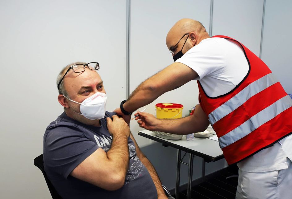 Evonik-Mitarbeiter Siegfried Baron lässt sich boostern. Er freut sich, dass
sein Unternehmen ihm die Impfungen am Arbeitsplatz ermöglicht. Foto: Evonik Industries