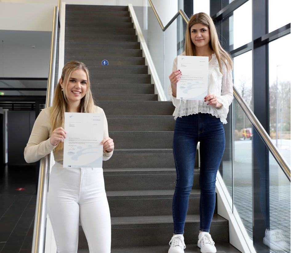 Denise Mayer (rechts) und Franziska Müller haben ihre Ausbildung zur Industriekauffrau mit ausgezeichnetem Ergebnis abgeschlossen. Foto: Evonik Industries