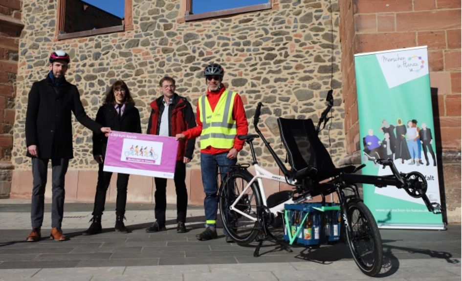 Die Initiative „Menschen in Hanau“ setzt die Spende in Höhe von 2.000 Euro für die Anschaffung eines PINO-Tandems ein. Foto: Evonik Industries