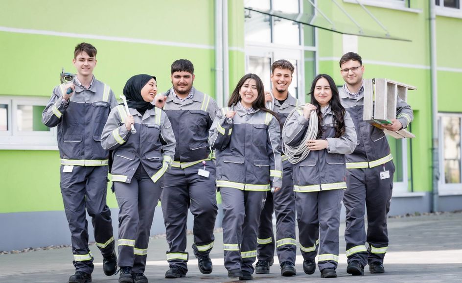 Auf dem Weg ins Berufsleben: Eine Ausbildung bei Evonik eröffnet zahlreiche Perspektiven. Foto: Evonik Industries