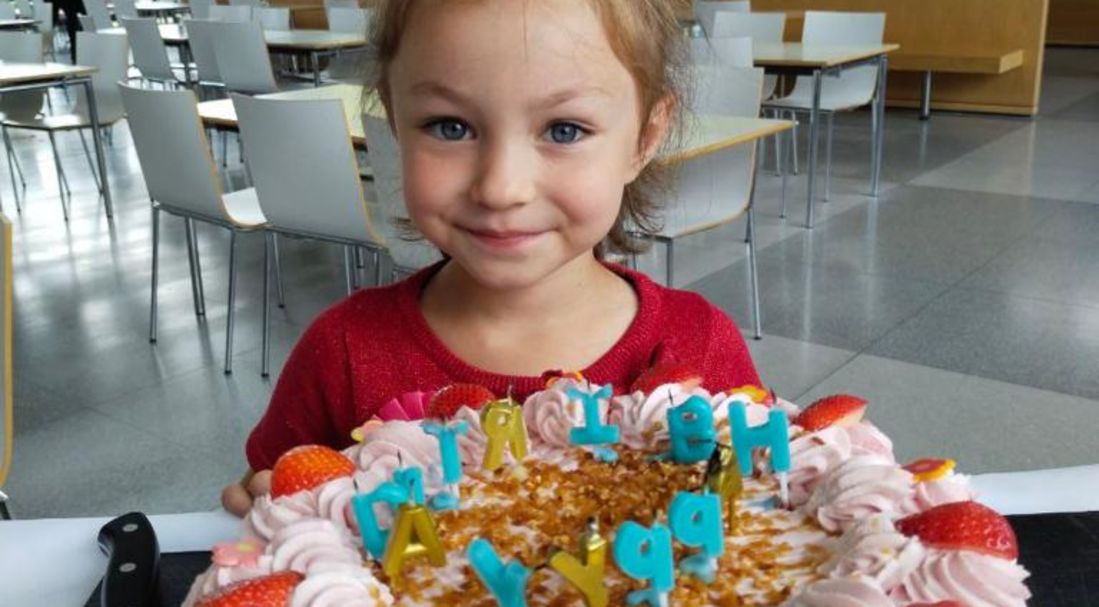 Ein kleines Mädchen feierte seinen sechsten Geburtstag.