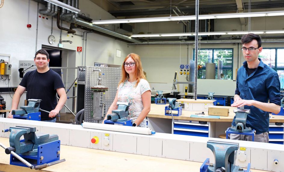 Marc Mersinger, Anna Abraimova und Lennart Baumbach (von links) sind drei der Teilnehmer von Start in den Beruf, die seit der Qualifizierung wissen, welchen weiteren Berufsweg sie einschlagen wollen. Foto: Evonik Industries