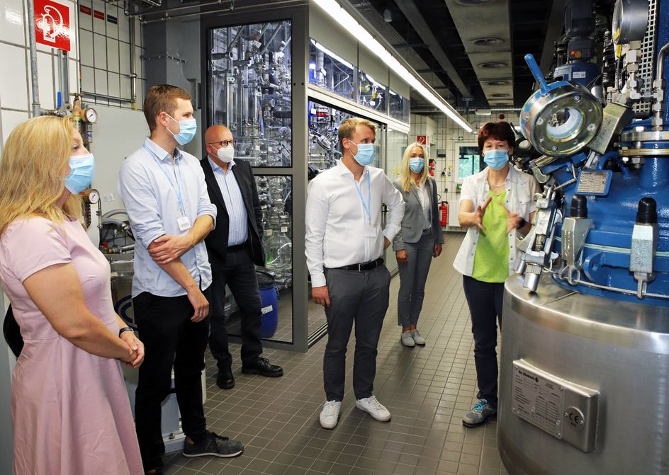 Ausbilderin Birgit Pfaff zeigte dem Politiker im Ausbildungs-Technikum der Chemikanten wie der Unternehmensnachwuchs auf den späteren Job vorbereitet wird. Foto: Evonik Industries