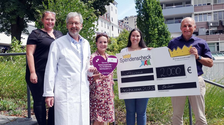 Einen Spendenscheck in Höhe von 2.000 Euro nahm der Verein Barbarossakinder Pro Kinderklinik entgegen. Foto: Evonik Industries