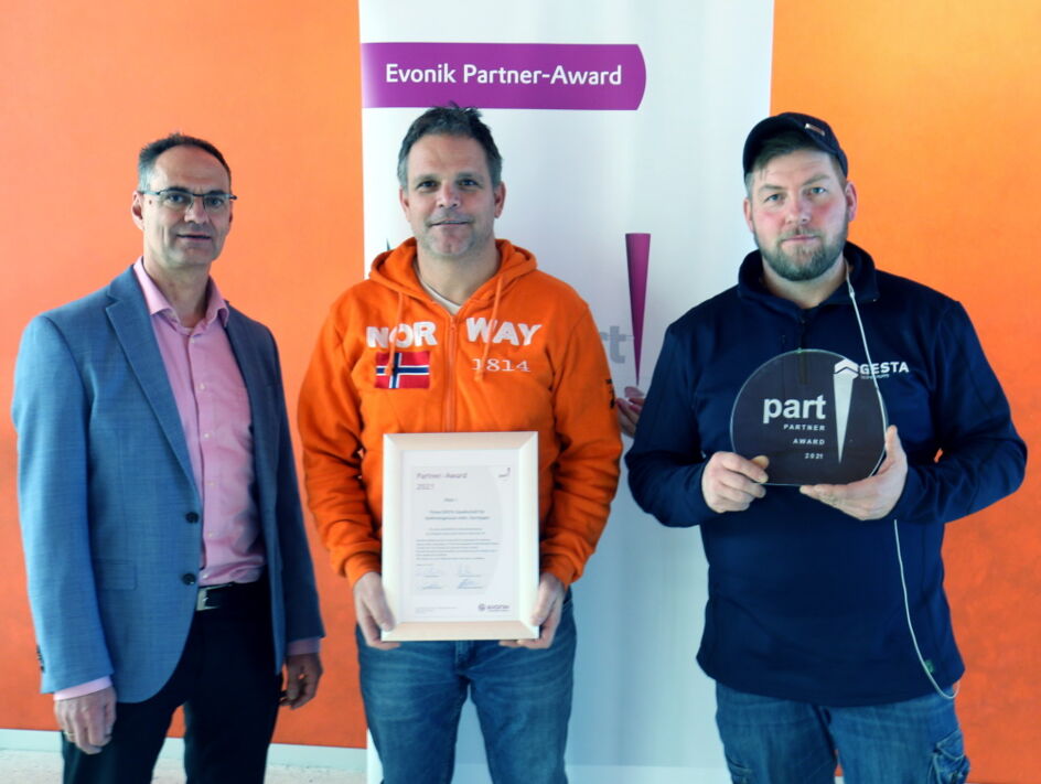 Zum zweiten Mal in Folge hat das Team von GESTA Gerüstbau den ersten Platz im Partner-Award gewonnen. Ivo Franz, Leiter Fremdfirmenmanagementprozesse, (links) überreichte die Auszeichnung an Oliver Löchner und Christian Püschel. Foto: Evonik Industries