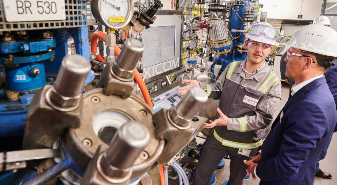 Luca Schleevoigt, Auszubildender Chemikant, gibt dem Arbeitsdirektor einen Einblick in die digitalisierte Ausbildungslandschaft.