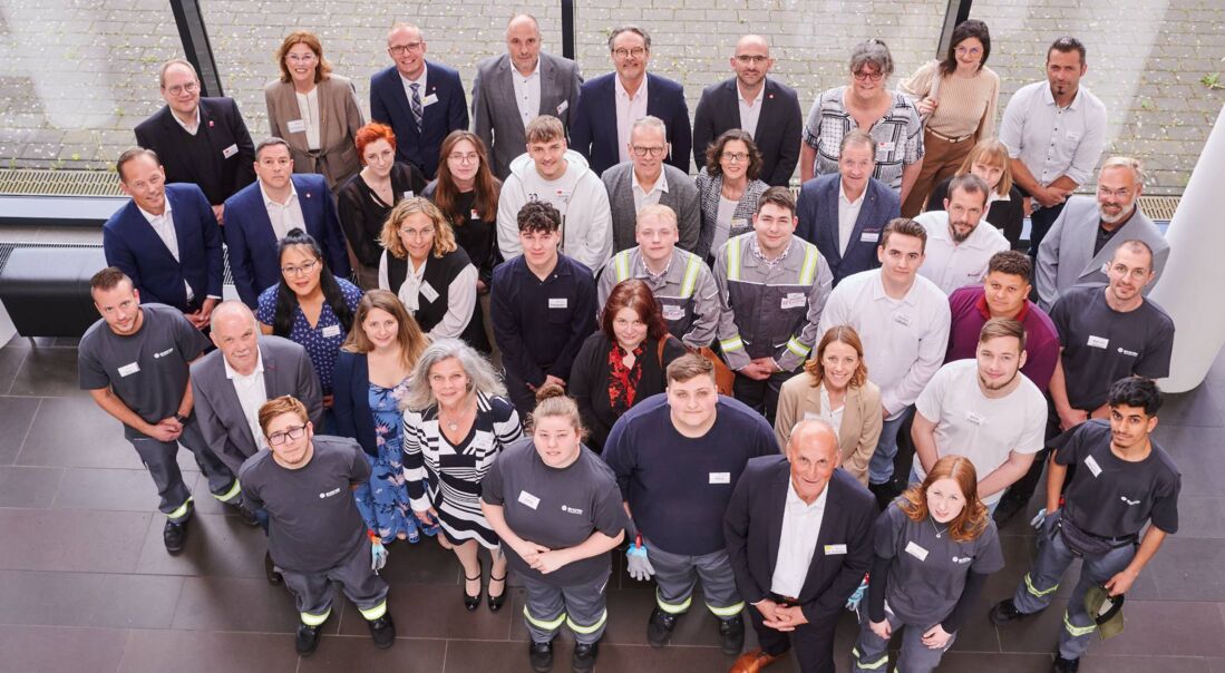 Alle mal hochschauen und freuen: 20 Jahre Start in den Beruf in Hessen bedeutet auch: 500 junge Leute in Hanau und Darmstadt haben sich bei Evonik Perspektiven für ihre berufliche Zukunft angeeignet. 