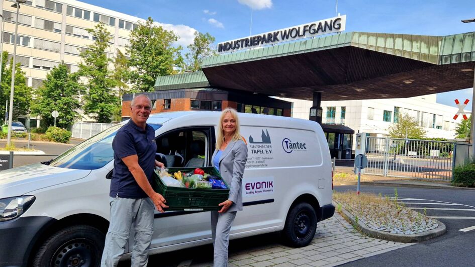 Mit den Spenden von Evonik hat die Tafel in den vergangenen Jahren wichtige Unterstützung erfahren. Standortleiterin Kerstin Oberhaus übergibt Norbert Nimmerfroh symbolisch einen Warenkorb.