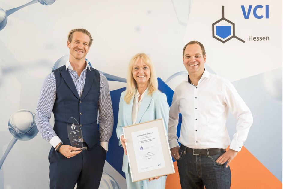 Kai Döring, Kerstin Oberhaus und René Habermehl (von links) freuen sich über die Auszeichnung des VCI Hessen. Foto: VCI Hessen/Arne Landwehr