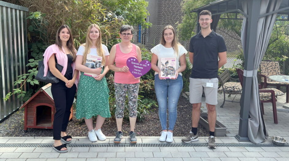 Heike Schmidt vom Tierheim Hanau (Mitte) freut sich über die Finanzspritze der Evonik-Auszubildenden, überbracht von Annalisa Heinig, Loreen von Rhein, Julia Höhn und André Klett. (v.l.n.r.). Foto: Evonik Industries