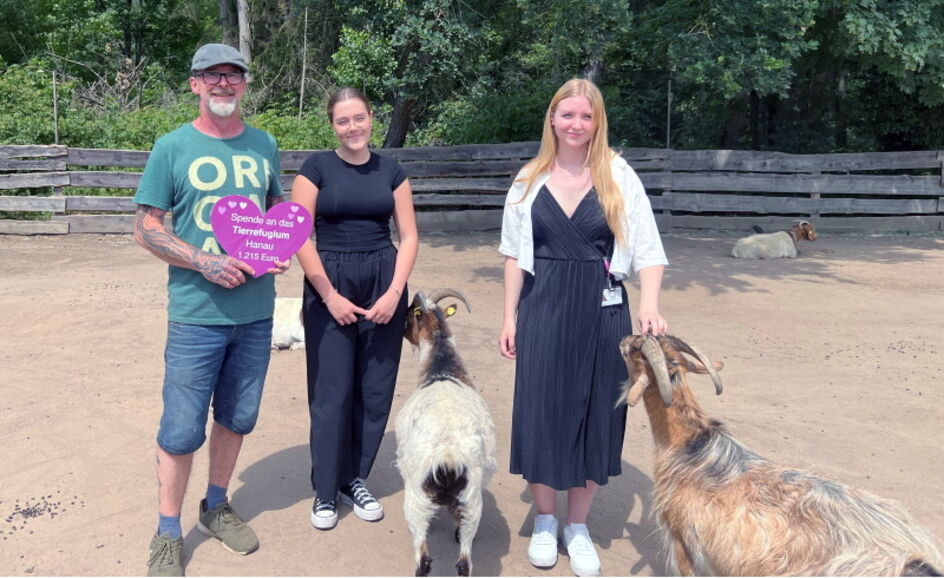 Wie wohl sich die Ziegen im Tierrefugium fühlen, davon konnten sich die Auszubildenden Julia Höhn und Loreen von Rhein bei der Übergabe des Spendenschecks an den 1. Vorsitzenden John D. Kraft persönlich überzeugen. Foto: Evonik Industries