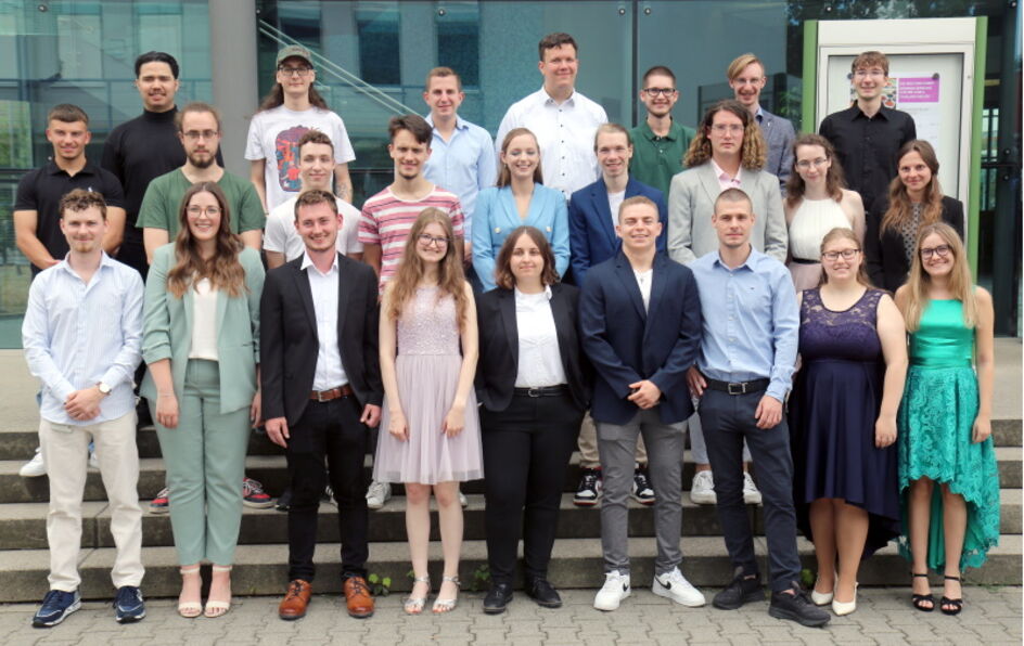 Geschafft: Mit einer erstklassigen Ausbildung im Industriepark haben die jungen Fachkräfte einen soliden Grundstein für ihren beruflichen Weg gelegt.  Foto: Evonik Industries