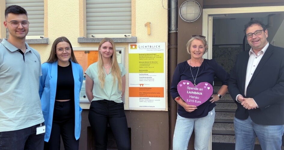 Die Evonik-Auszubildenden André Klett, Julia Höhn und Loreen von Rhein brachten den symbolischen Spendenscheck persönlich bei Heike Zöppig und Jörg Mair (v.l.n.r.) von der Stiftung „Lichtblick“ vorbei. Foto: Evonik Industries