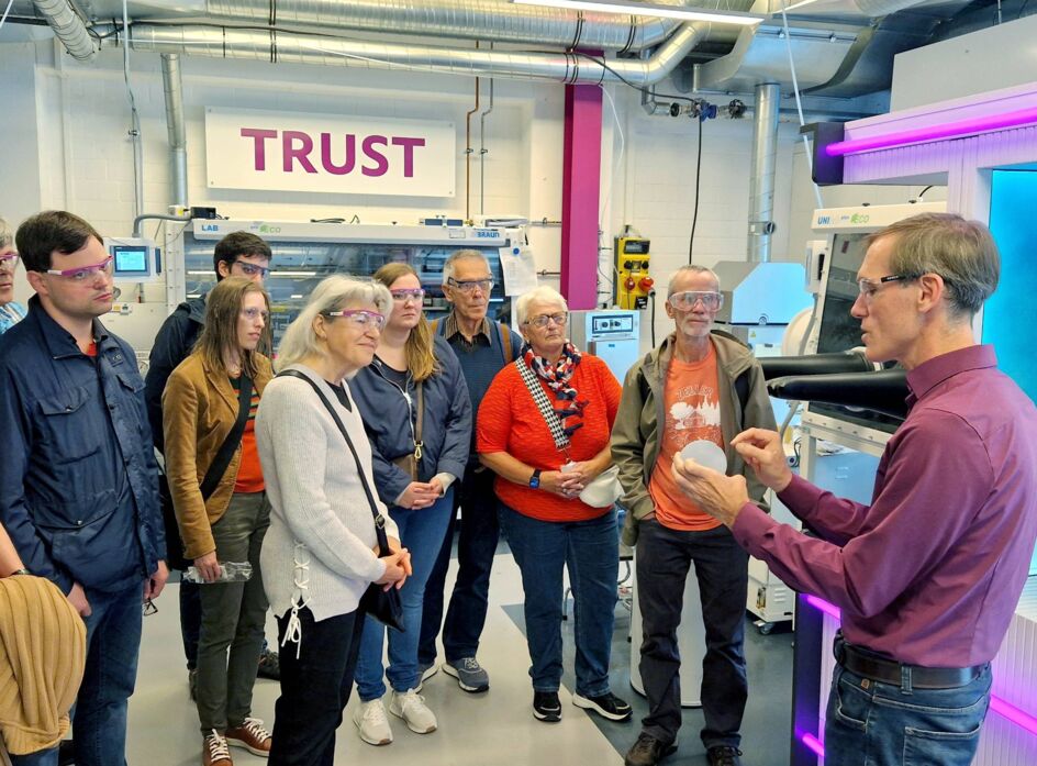 Im Labor stellte Patrik Stenner den Besucherinnen und Besuchern ein Verfahren zum Abtrennen von Mikroplastik aus Abwasser vor. Foto: Evonik Industries