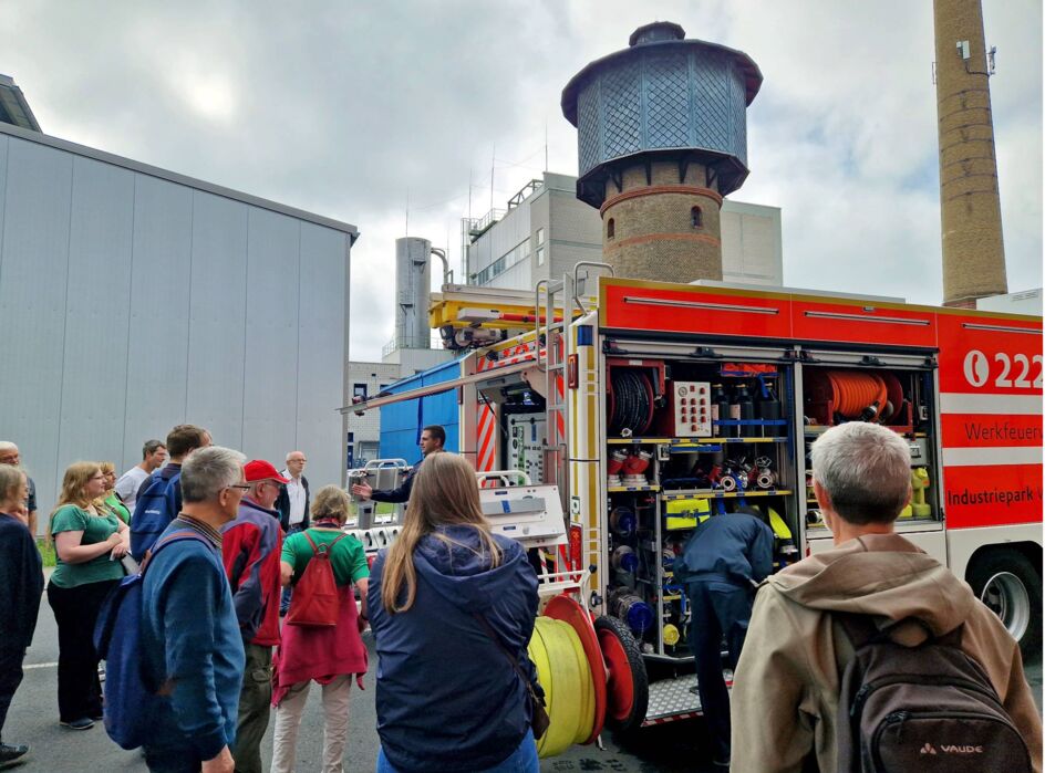 Spannende Einblicke in ihren Arbeitsalltag boten die Kollegen von der Werkfeuerwehr des Industrieparks. Foto: Evonik Industries