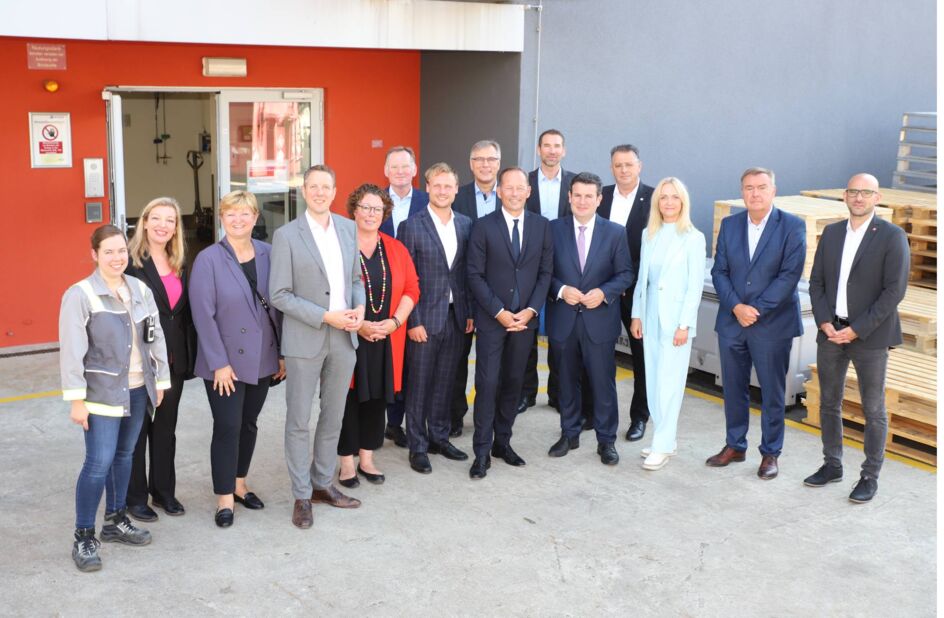 Gruppenbild mit Politikern: Zahlreiche regionale SPD-Funktionsträger wie OB Claus Kaminsky, Lennard Oehl (MdB), Christoph Degen (MdL) sowie die Hanauer Landtagskanditatin Jutta Straub gaben sich die Ehre.