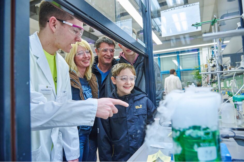 Bei der letzten Nacht der Ausbildung 2019 nutzten viele Interessierte die Gelegenheit, praxisnah in eine Vielzahl von Ausbildungsberufen reinzuschnuppern. Foto: Evonik Industries