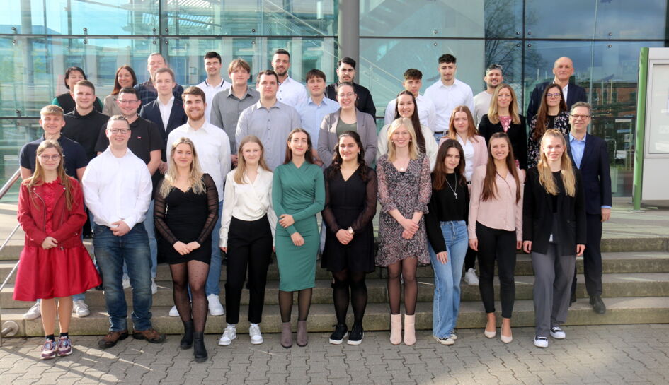 Mit einer erstklassigen Ausbildung im Industriepark haben die Nachwuchsfachkräfte einen soliden Grundstein für ihren beruflichen Weg gelegt. Foto: Evonik Industries