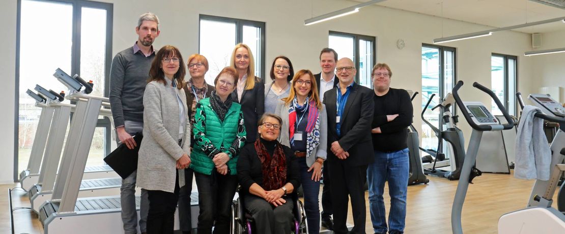 Das Checker-Team von „Menschen in Hanau“ zu Besuch, hier im Fitnessbereich des WellCom-Gebäudes. Von links nach rechts: Daniel Neß, Sylvie Janka, Lilo Schaffer, Adelaida Luschnat, Kerstin Oberhaus, Marianne Unte, Tamara Eils, Anna Jagust, Boris Spellmeier, Axel Weiss-Thiel und Andreas Schild.