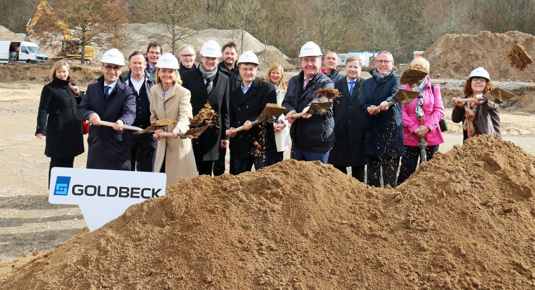 An die Schaufel, fertig und los geht´s mit dem Bau des neuen IT-Gebäudes in Hanau: Beim ersten Erdaushub-Weitwurf machten Standortleiterin Kerstin Oberhaus, 2. v. l., Thomas Meinel von der IT, 3., Oberbürgermeister Claus Kaminsky, 4., Betriebsratsvorsitzende Carmen Fuchs, rechts, und Vertreter von Immobilien-Investor Dietz sowie der Bauaufsicht eine gute Figur.