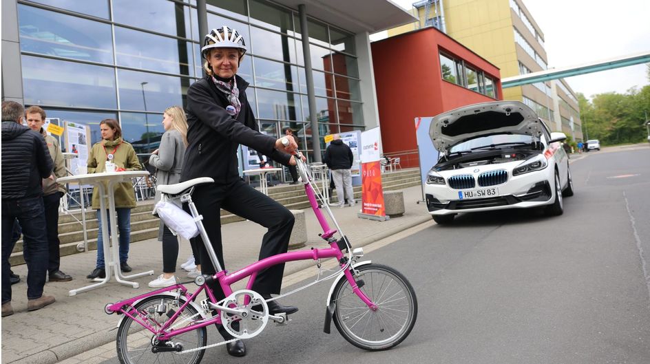 Standortleiterin Kerstin Oberhaus mit ihrem Evonik-Rad – ein echtes Unikat. 