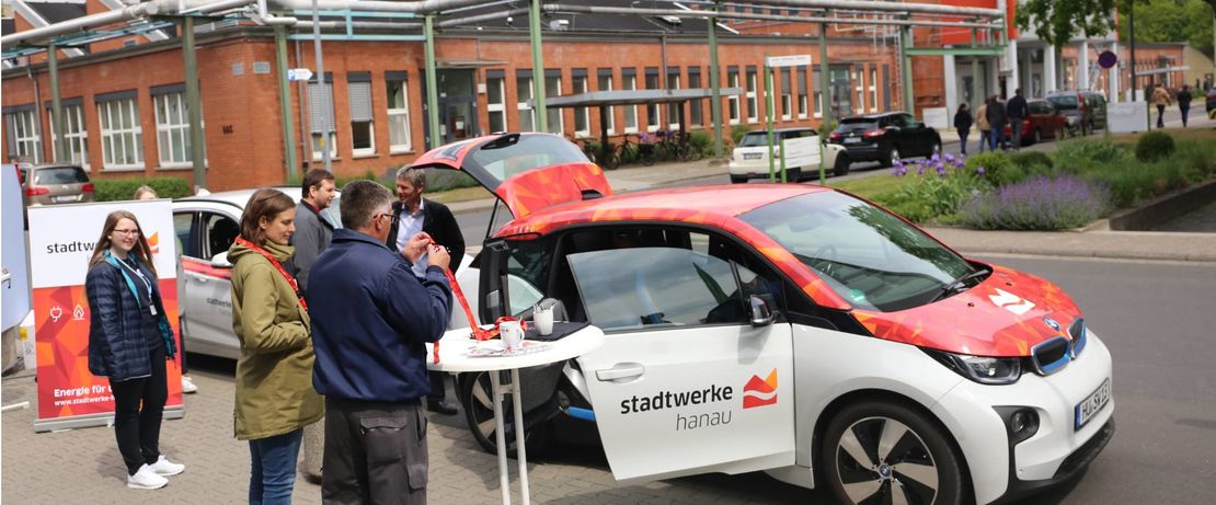 Die Elektroautos der Stadtwerke fanden viel Aufmerksamkeit.Fotos: Evonik Industries
